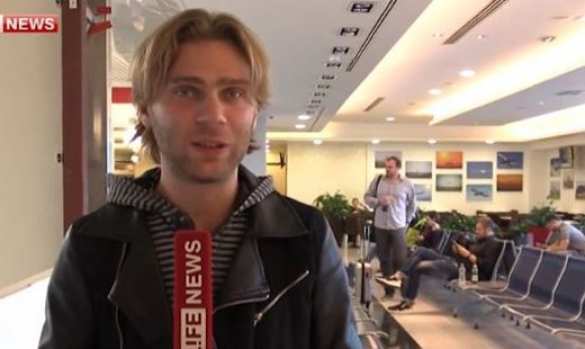 Журналистам LifeNews вернули паспорта с перечёркнутой молдавской визой | Русская весна