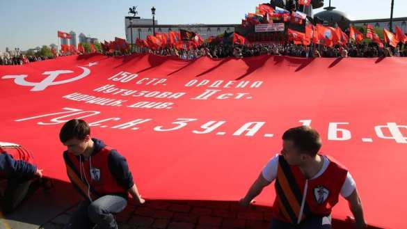 На Поклонной горе развернут Знамя Победы, к которому прикоснулись миллионы россиян | Русская весна