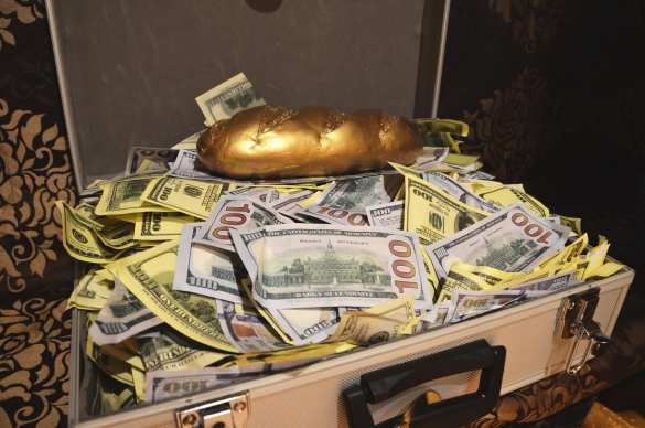 Украинская прокуратура закрыла дело о пропаже «золотого батона» Януковича | Русская весна