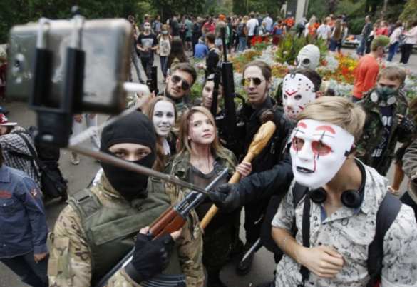 В Киеве прошел зомби-парад: окровавленные лица и хороводы смерти (ФОТО, ВИДЕО) | Русская весна