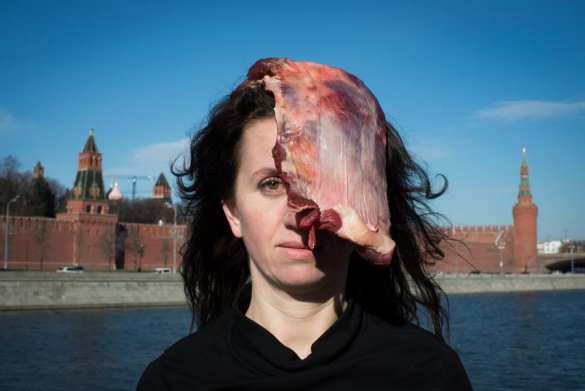 Новости психиатрии: украинская «художница» позировала с мясом на голове у Кремля (ФОТО, ВИДЕО) | Русская весна