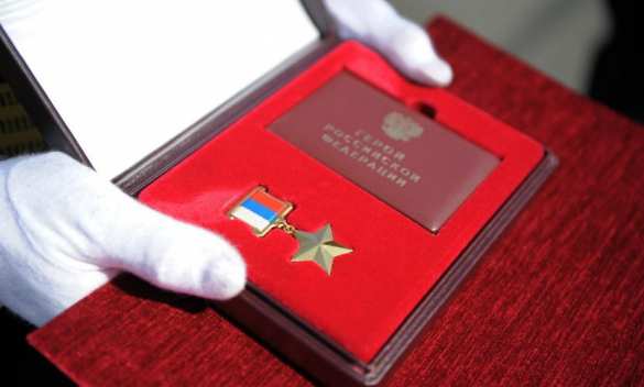 Главком ВКС РФ передал звезду Героя России супруге погибшего в Сирии пилота Су-24 (+ВИДЕО) | Русская весна