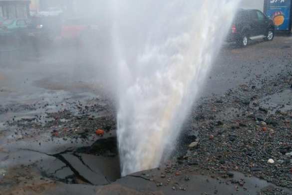 Агония инфраструктуры: в Харькове из-под земли забил фонтан высотой с 6-этажный дом (ФОТО, ВИДЕО) | Русская весна