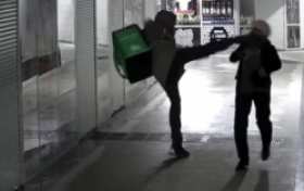 Курьер-мигрант вырубил бабушку ударом ноги в голову в Новосибирске (ВИДЕО) | Русская весна