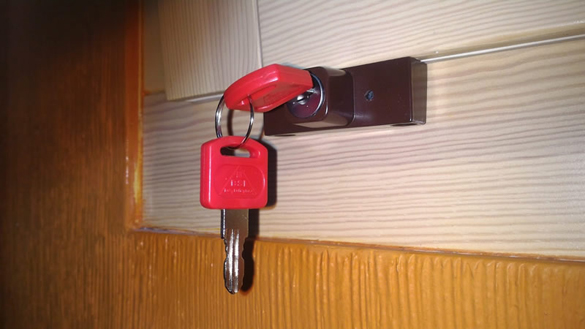 Замки для защиты от детей на деревянные окна